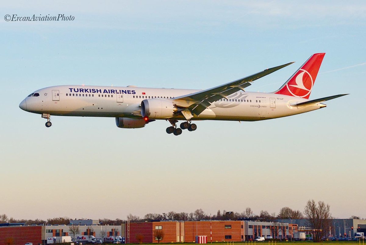 captain_ercan's tweet photo. Akşam güneşi ile THY mizin en yenilerinden TC-LLF 😍 #tkmoments #turkishairlines #turkish #thy #türkhavayolları #klm #tcllf #dreamliner #boeing #boeing787 #weareturkishairlines @TK_TR @TurkishAirlines @BilalEksiTHY https://t.co/nC2Yb6UFwC