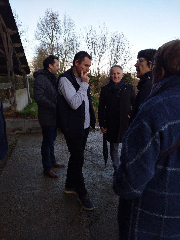 AiffresV's tweet photo. Rencontre avec Philippe Baudoin, vice-président de #Résalis à la ferme de La Roche laitière, canton #Plaineniortaise avec les élus @gauche79 du #CD79. Circuits courts, production locale, modèle agricole, réserves de substitution, revenu paysan, collèges @VINOUR24 https://t.co/X2kOw0nPAT