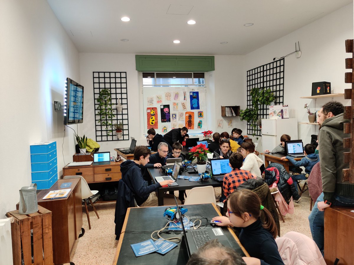 coderdojovo's tweet image. Questa mattina ci siamo proprio divertiti con i nostri robot ballerini alla sede di Hub Voghera! @fescarr @Micio1970 @IriaGeeks