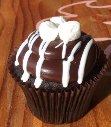 SmallCakesNDH's tweet photo. We also have #ChocolateMallow #Cupcakes today! A #Chocolate #Cupcake filled with #Cream, topped with #Fudge drizzled with #MarshmallowSauce &amp; topped with #Marshmallows! https://t.co/OTFxv90oVX