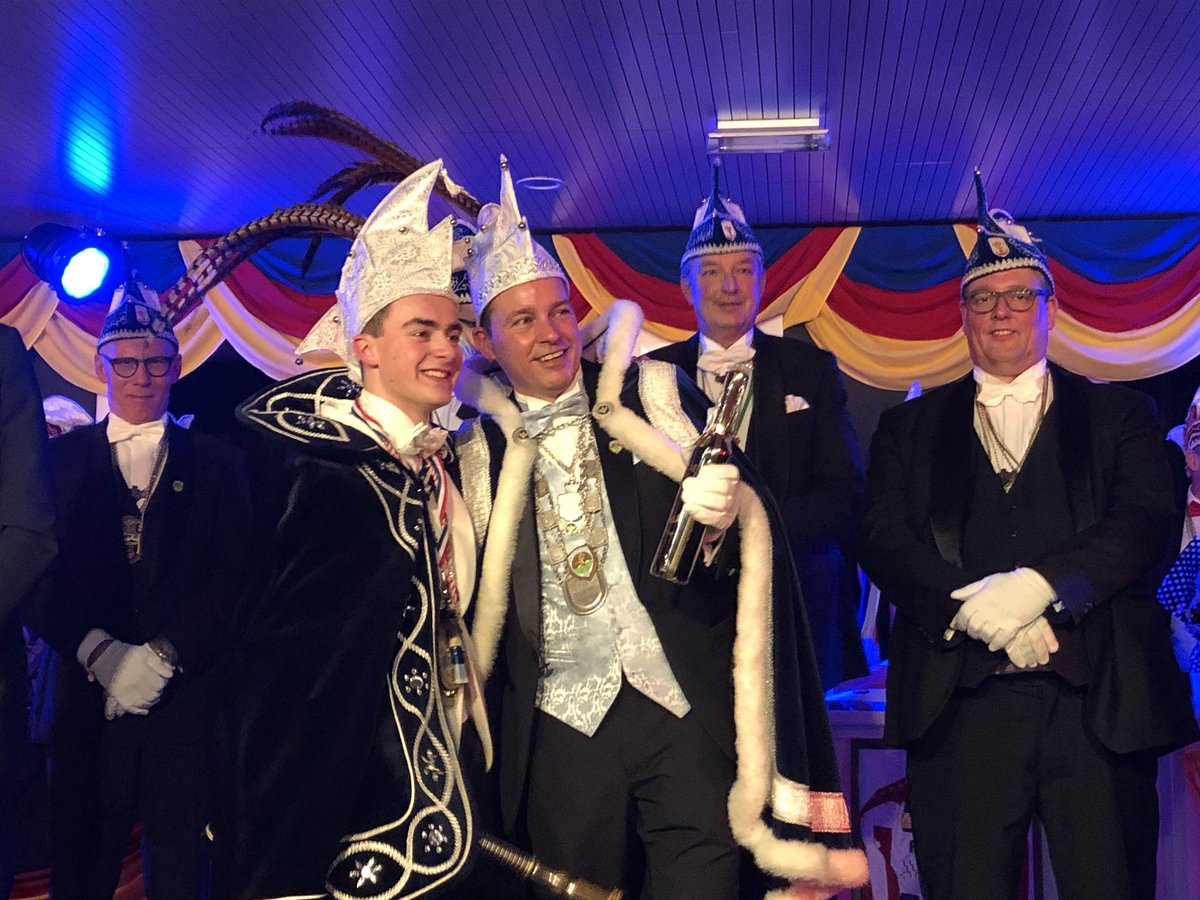 houtsekluppels's tweet photo. Prins Anton d’n 2e is op receptie geweest bij @cvspurriezeiers in #Stiphout en we hebben daar een mooi feest gebouwd samen met de @BlueBandHelmond #feest #receptie #gaserop https://t.co/mzLvRbUlts