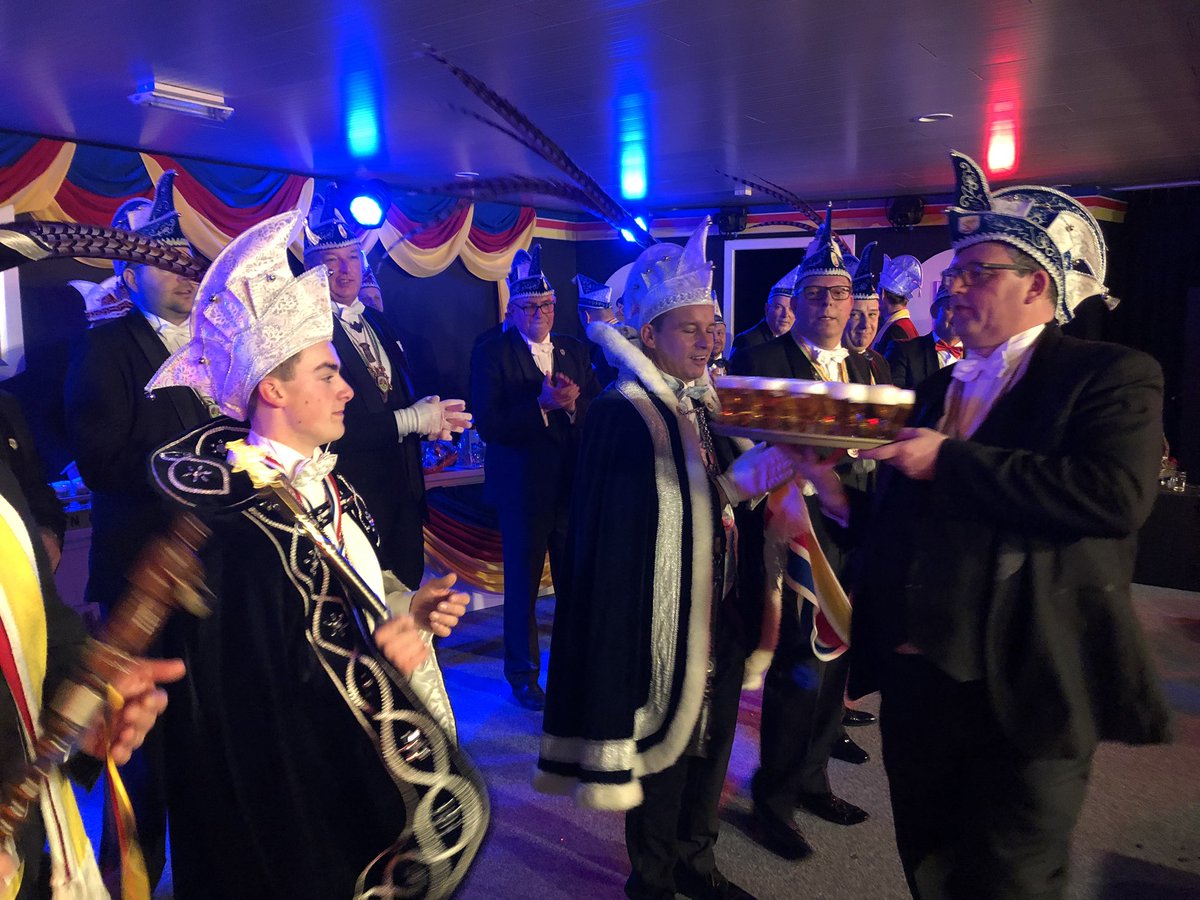 houtsekluppels's tweet photo. Prins Anton d’n 2e is op receptie geweest bij @cvspurriezeiers in #Stiphout en we hebben daar een mooi feest gebouwd samen met de @BlueBandHelmond #feest #receptie #gaserop https://t.co/mzLvRbUlts