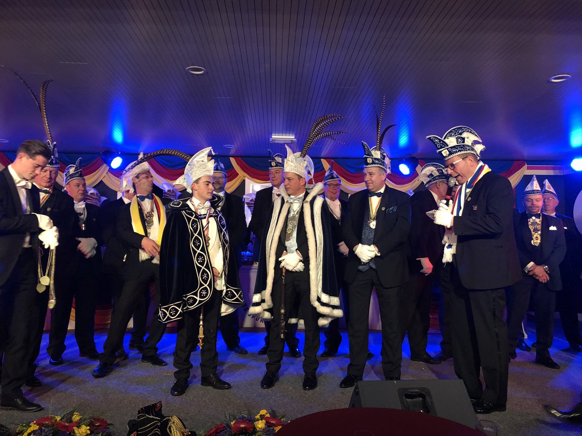 houtsekluppels's tweet photo. Prins Anton d’n 2e is op receptie geweest bij @cvspurriezeiers in #Stiphout en we hebben daar een mooi feest gebouwd samen met de @BlueBandHelmond #feest #receptie #gaserop https://t.co/mzLvRbUlts