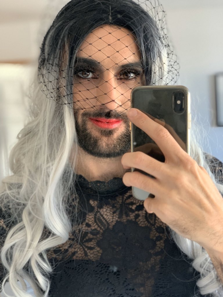 pablojalvarez_'s tweet photo. Mi finde en Londres se resume en estas fotos. Carisma, uniqueness, nerve and talent #servingfish #RuPaulDragConUK https://t.co/eZnqYzqHor