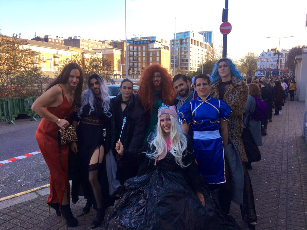 pablojalvarez_'s tweet photo. Mi finde en Londres se resume en estas fotos. Carisma, uniqueness, nerve and talent #servingfish #RuPaulDragConUK https://t.co/eZnqYzqHor