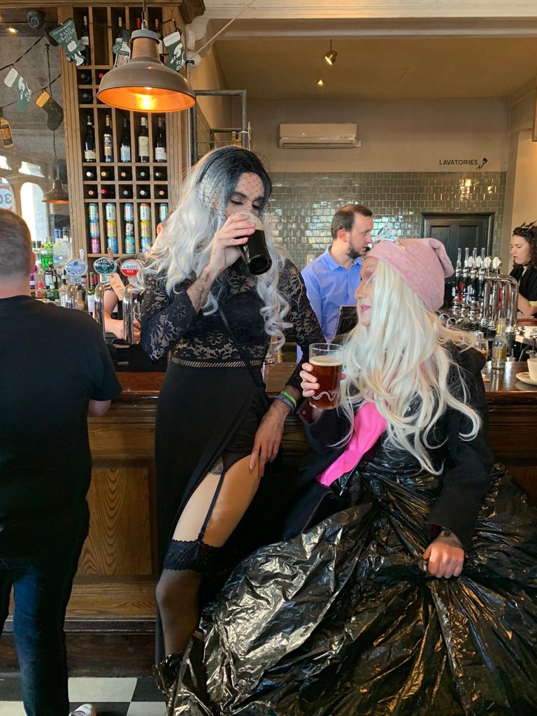 pablojalvarez_'s tweet photo. Mi finde en Londres se resume en estas fotos. Carisma, uniqueness, nerve and talent #servingfish #RuPaulDragConUK https://t.co/eZnqYzqHor