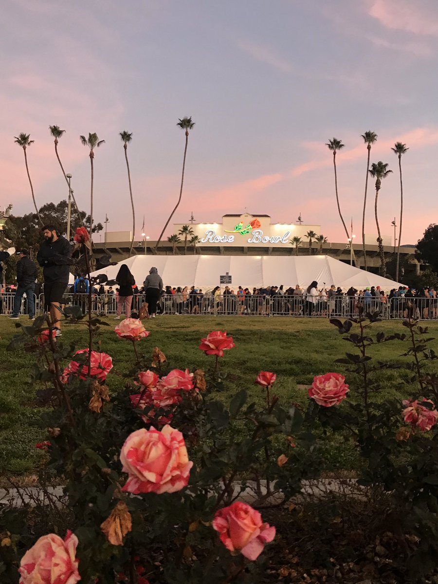 lamarathon's tweet photo. The Rose Bowl is looking BEAUTIFUL this morning!! #RunPasadena 🌹 🏟 https://t.co/dbU8cx89Ns