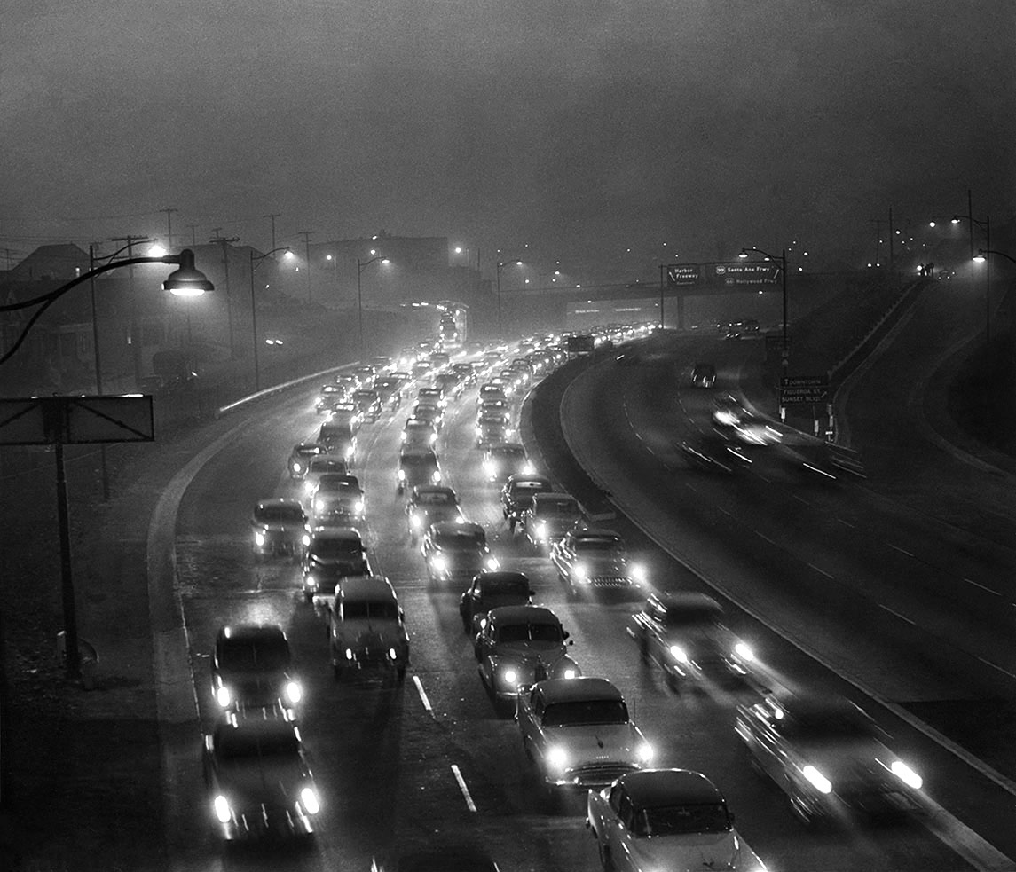 TurnbullMartin's tweet photo. Homebound peak hour traffic on L.A.’s Arroyo Seco Parkway at 4.55pm on November 27, 1954. The smog was so thick that it induced an early dusk. Thank goodness someone decided that Los Angeles needed to clean up its air! #FreewayLife #LosAngelesHistory https://t.co/RxEHy21bBN