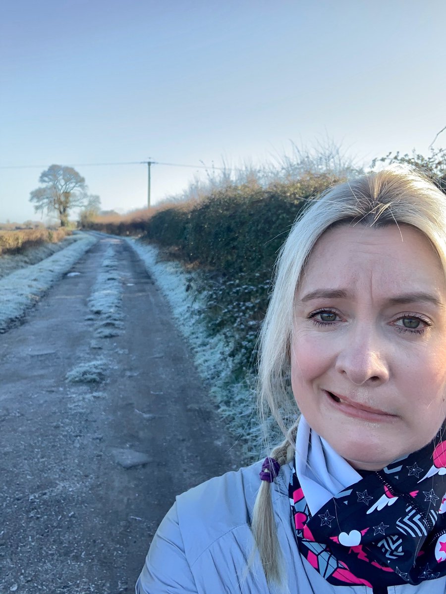 BlondeLilmo's tweet photo. Fell on my bum run 😂 Beautiful frosty scenery but that will teach me trying to dodge icy puddles, thankfully looks like I have some time tomorrow afternoon - what a 🍩 #ukrunchat #frosticles https://t.co/raveZIe0hM