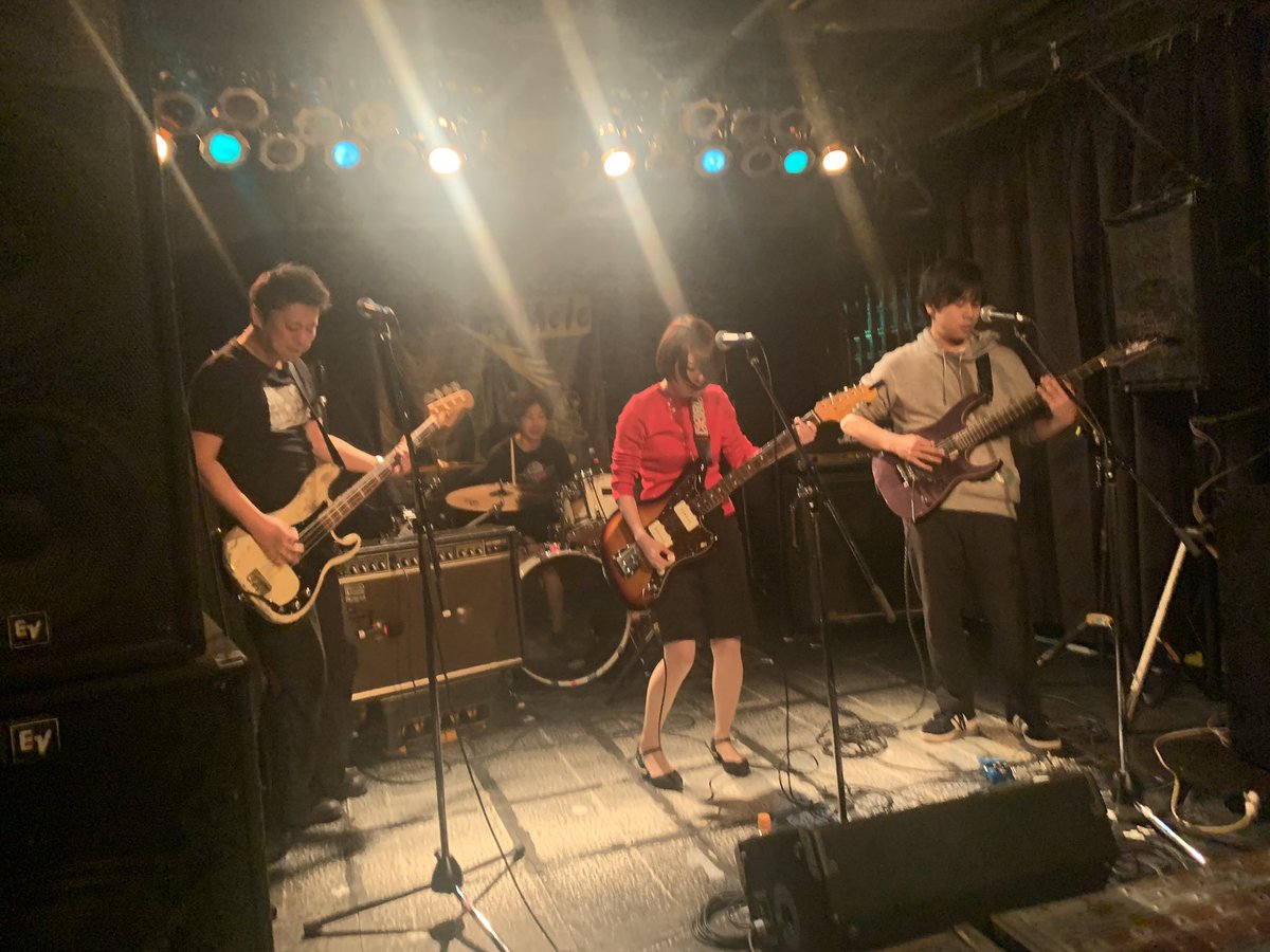 6バンド目！

レッドツェッペリンのコピバン！
力強い女性ボーカルでフロアが盛り上がりました！

Click tricks!