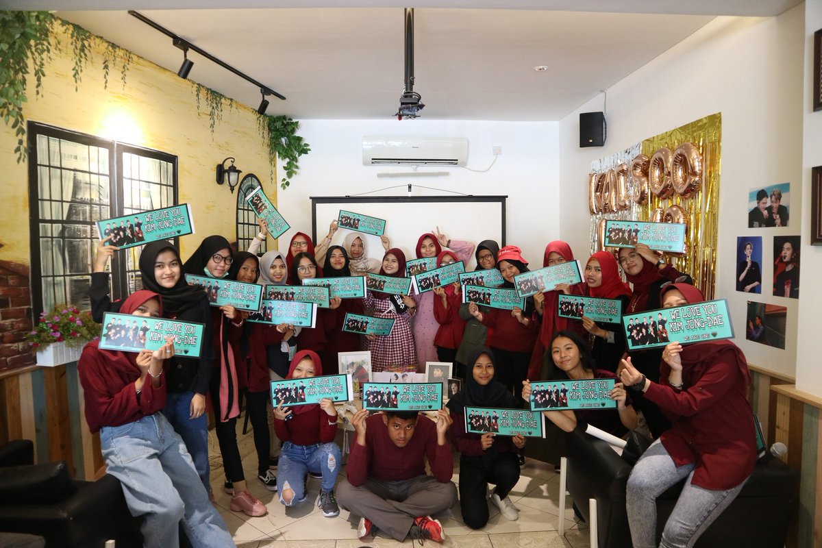 JdHoney2's tweet photo. We EXOL always support Jong-dae's decision,his happiness is our happiness,we also support all Chen's activities in EXO in the future both as Solo or Group.
By:@Myhappinessexol
@chen_indonesia 
@weareoneEXO 
#엑소엘이_그리는_미래는_아홉명
#하늘에서_내려온_아홉개의_별
#Chen_Stays https://t.co/8HKC12S7An