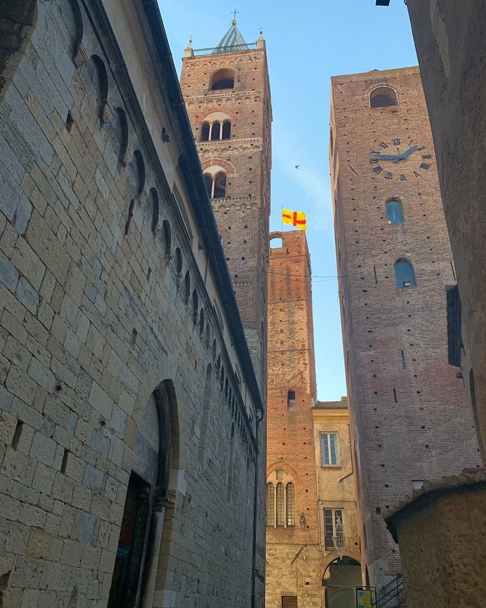 ig_liguria's tweet photo. Albenga, la città delle cento torri.
Passeggiando tra le vie del centro storico s’intravedono ancora le cinta murarie e se ci si addentra si riscoprono le vie principali che ne tracciavano la pianta e vestigia storiche come il battistero di epoca paleocristiana.
📸: @draghetta_ https://t.co/ylGqR8IUKG