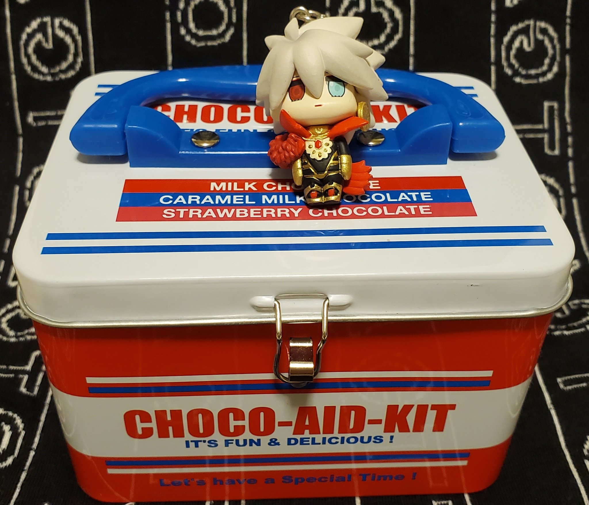 長月 カルディの面白チョコ をうっかり買ってしまったけど これ医療キャラもえにはだいぶお勧めじゃないですかね 絆創膏2種 イチゴとチョコ に注射器に錠剤チョコまで入って間仕切りもある缶を含めて税込1058円也 間仕切りは厚紙 T Co 4gt1xvjtoi