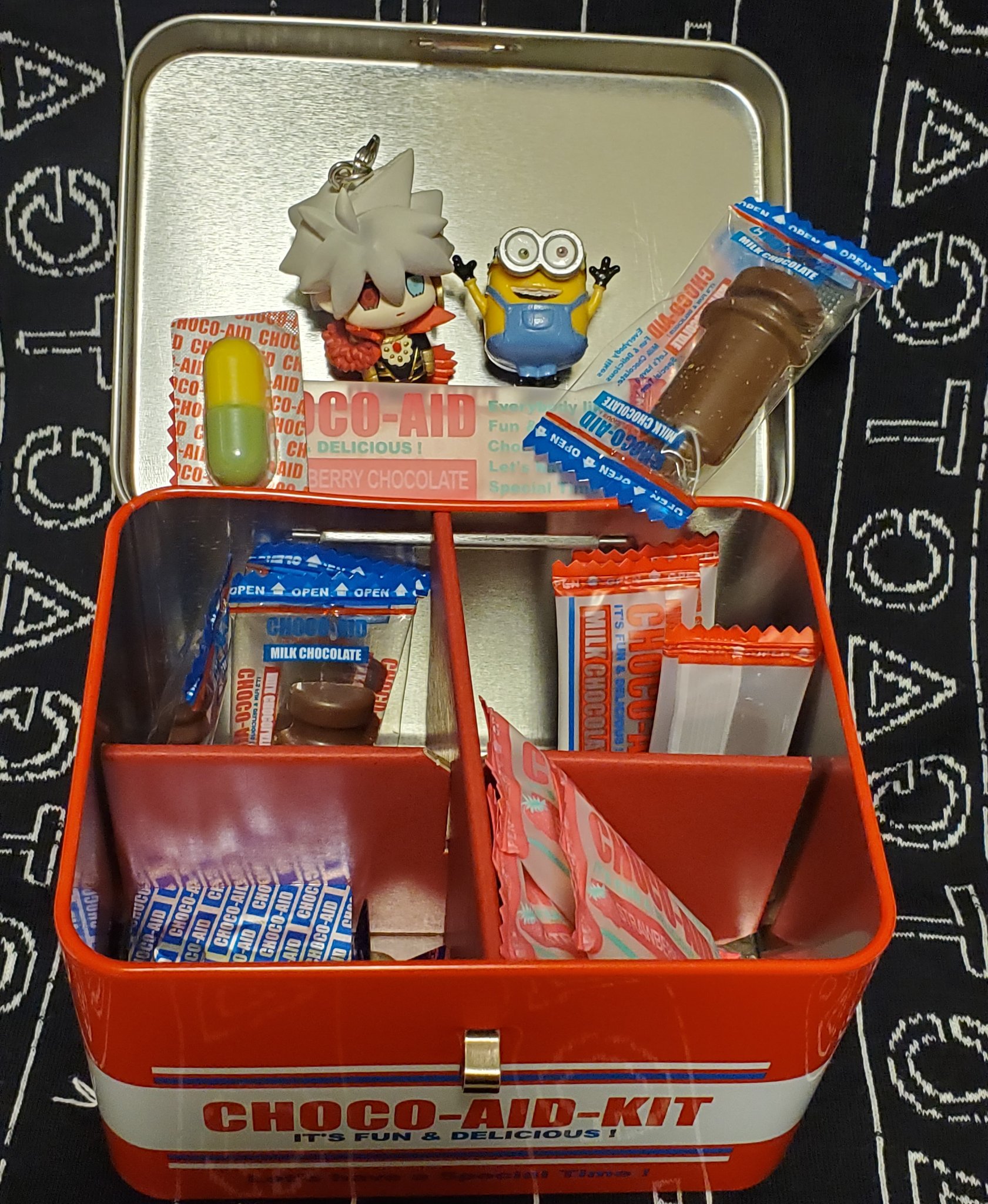 長月 カルディの面白チョコ をうっかり買ってしまったけど これ医療キャラもえにはだいぶお勧めじゃないですかね 絆創膏2種 イチゴとチョコ に注射器に錠剤チョコまで入って間仕切りもある缶を含めて税込1058円也 間仕切りは厚紙 T Co 4gt1xvjtoi