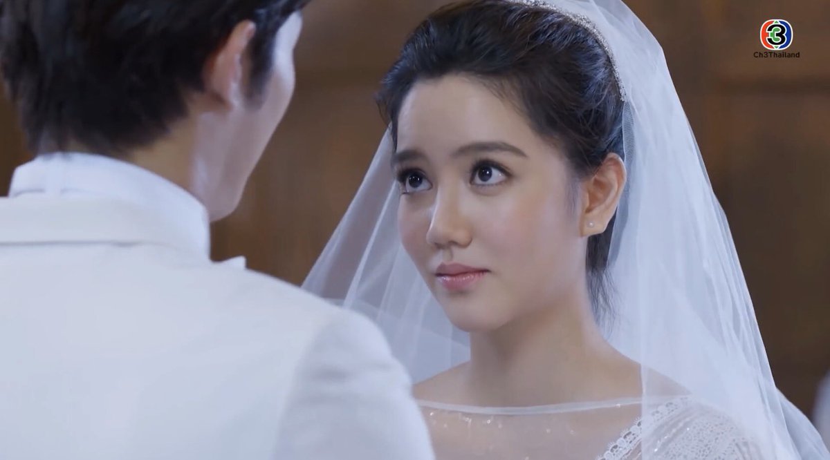 KomsakAddams's tweet photo. ล่าสุดค่ะ ละครซ่อนเงารัก EP5 ฉากแต่งงานคือปังไม่หยุด แม่เลี้ยงวางยาเจ้าสาว(แฝดหญิง)จะได้เข้าพิธีไม่ได้ แล้วแม่ตัวจริงนังเลยแก้เกมส์ด้วยการให้แฝดชายแต่งหญิงและเข้าพิธีแทน ซึ่งต่อมาเฉลยอีกว่าจริงๆแล้วคนที่โดนวางยาเป็นแฝดชาย เพราะแฝดชายสลับตัวกับแฝดหญิงไว้���่อนหน้านี้ ..กราบคนเขียนบท https://t.co/xmCSSAYR57