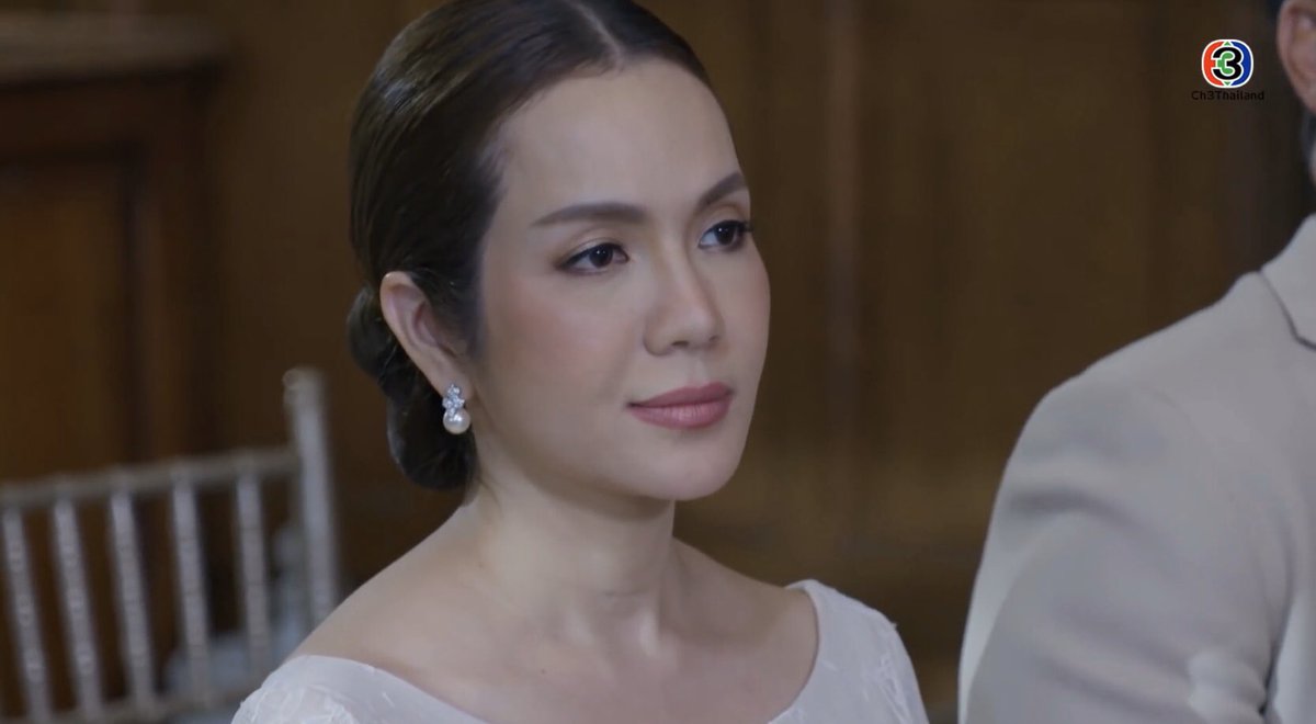 KomsakAddams's tweet photo. ล่าสุดค่ะ ละครซ่อนเงารัก EP5 ฉากแต่งงานคือปังไม่หยุด แม่เลี้ยงวางยาเจ้าสาว(แฝดหญิง)จะได้เข้าพิธีไม่ได้ แล้วแม่ตัวจริงนังเลยแก้เกมส์ด้วยการให้แฝดชายแต่งหญิงและเข้าพิธีแทน ซึ่งต่อมาเฉลยอีกว่าจริงๆแล้วคนที่โดนวางยาเป็นแฝดชาย เพราะแฝดชายสลับตัวกับแฝดหญิงไว้���่อนหน้านี้ ..กราบคนเขียนบท https://t.co/xmCSSAYR57