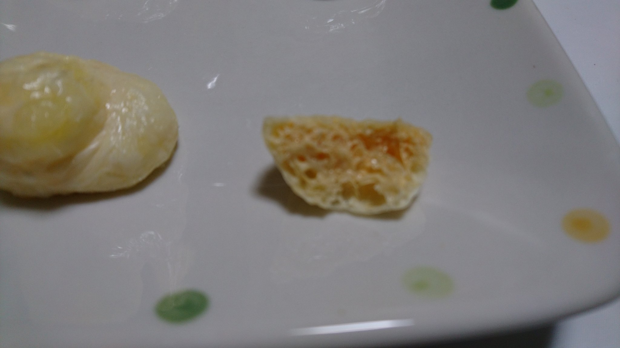 ずっとびーる テレビ番組で スライスチーズを電子レンジでカリカリにするのは見たことがありましたが フォロワーさんがキャンディー チーズでやってるのを見て 今度真似しますと承諾を得ていたのです スライスチーズより はるかにお菓子感 つまみ感が