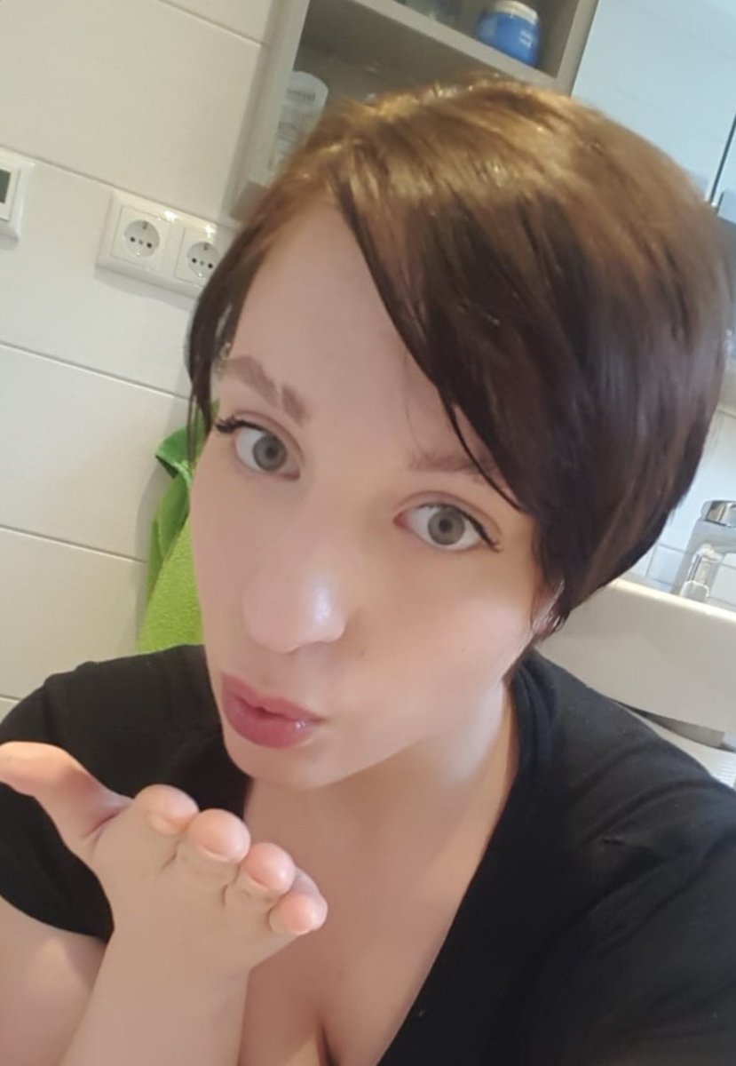 KatjaRosch's tweet photo. Jop, Geschminkt, Unbearbeitet, Natürlich und so... 💋 schönen Sonntag ich fahr gleich mit Kind zu meiner Omi😍 https://t.co/YHRxFjiZLg