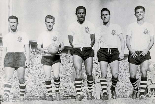 osTimoneiros's tweet photo. Já com o título de 1951 assegurado, o Corinthians ganhava do Ypiranga por 3 x 0 na partida que marcou o 100º gol do ataque corinthiano no campeonato, anotado pelo artilheiro Carbone https://t.co/OhumLE7wPe https://t.co/jqmS8uQ2PL