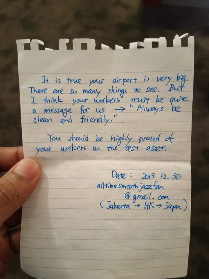 Surat yang ditulis WN Jepang yang terkesan oleh kerja seorang tenaga kebersihan di bandara Soekarno Hatta.

Ikut bangga..