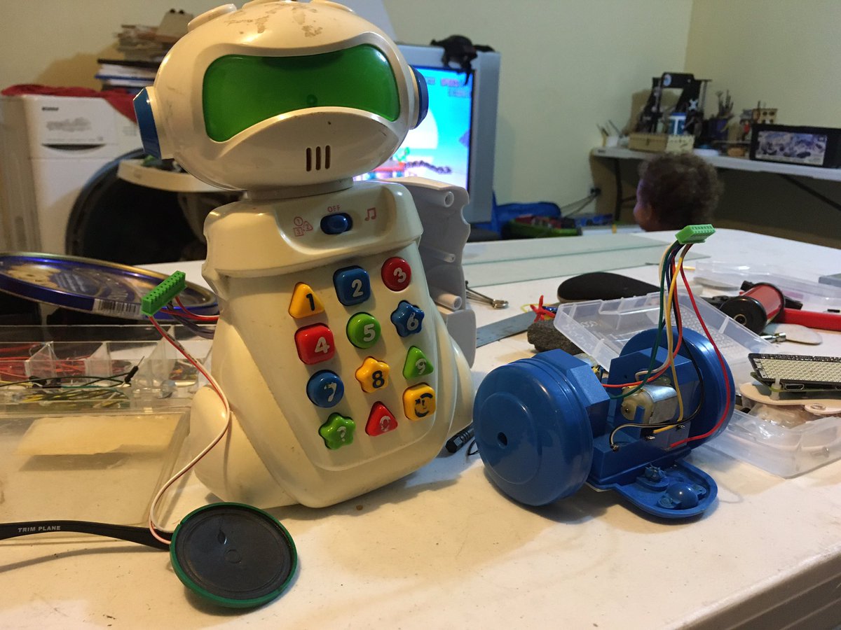 geomarster's tweet photo. Para aliviar las ansiedades el Dr me recetó un Hobby jeje! Me encanta cuando los juguetes los construyen con conectores accesibles! #HackingNight #ToyHacking #HackearJuguetes https://t.co/kmEmKye3Dy