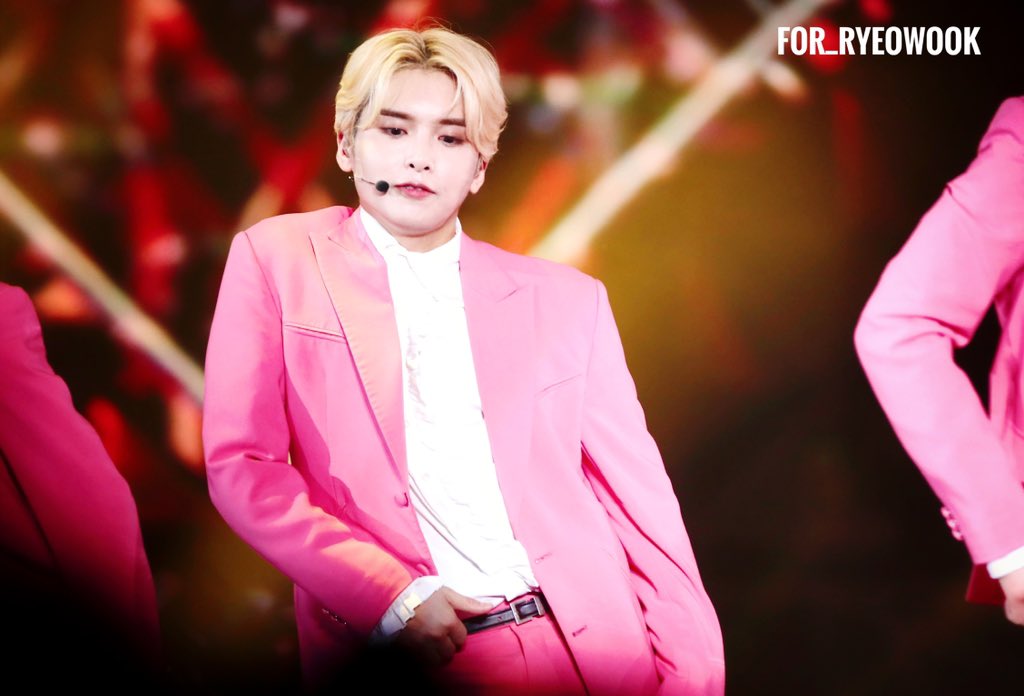 forryeong9's tweet photo. 20200118 SS8 in Macau #Ryeowook #려욱 섹시 섹시 섹시💕💕💕 https://t.co/UIjO2vkP0a