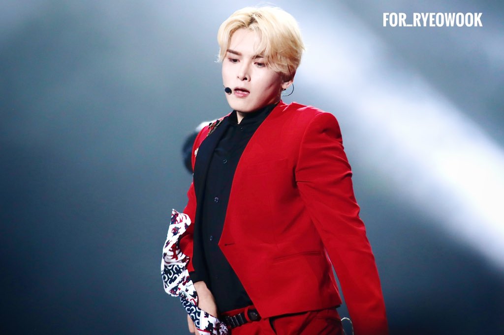 forryeong9's tweet photo. 200118 SS8 in Macau 내 마음 훔친 #려욱 #ryeowook https://t.co/JfXKpsU2vD