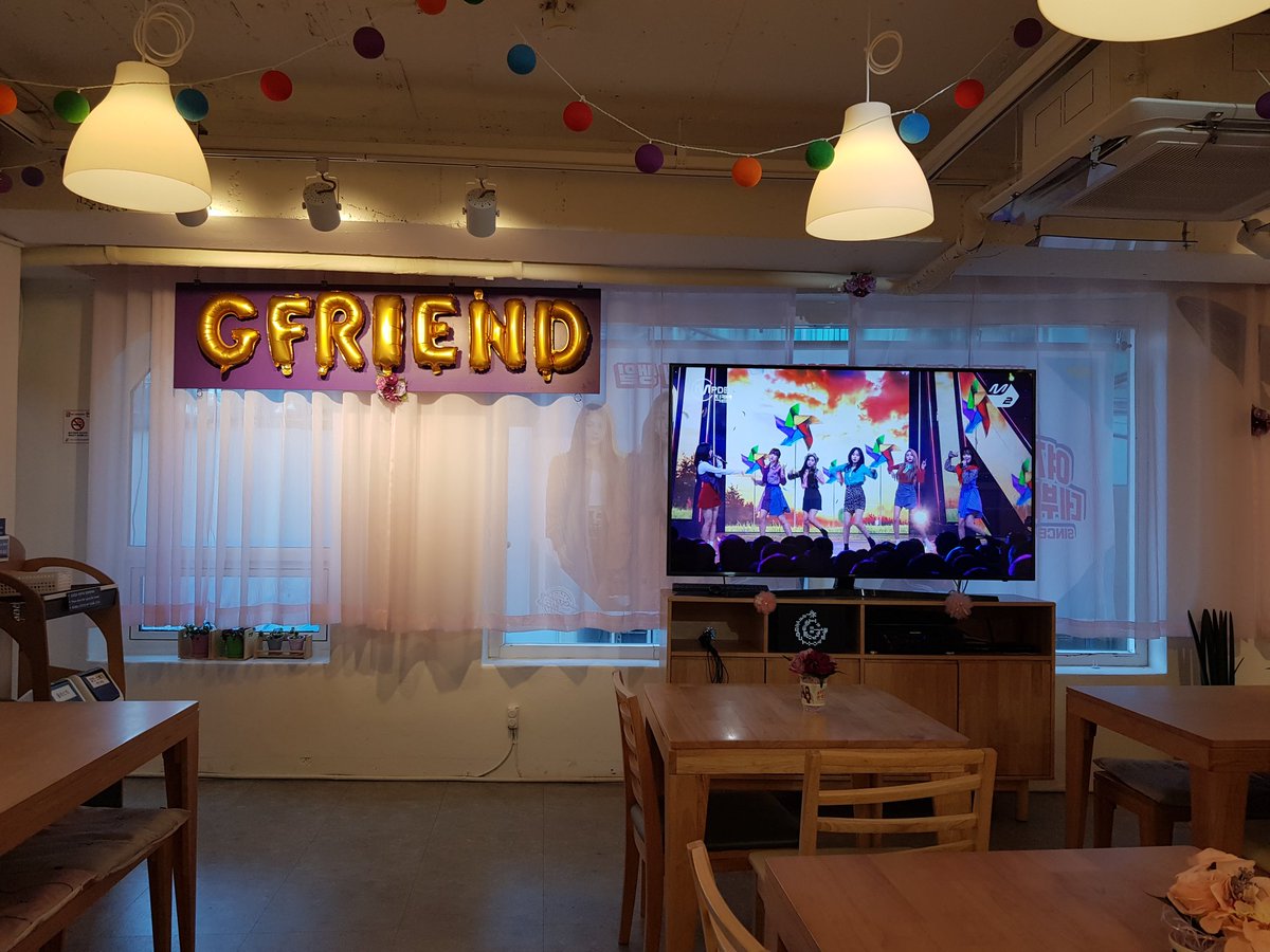 _endofwinter's tweet photo. #여자친구_데뷔5주년을_축하해
전체적으로 센스가 돋보였던 곳!
카페가 2층이라서 찾기 어려울수 있었는데 간판까지 이렇게 해놓으셔서 쉽게 찾을 수 있었습니다. 앨범 공식굿즈 전시까지 해놓으신 모습에 신경 많이쓰��단 것을 알았습니다 고생 많으셨습니다 즐거웠습니다 https://t.co/3J9tAWTLU3