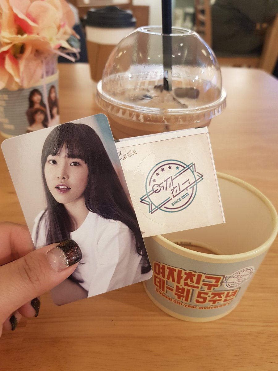 _endofwinter's tweet photo. #여자친구_데뷔5주년을_축하해
전체적으로 센스가 돋보였던 곳!
카페가 2층이라서 찾기 어려울수 있었는데 간판까지 이렇게 해놓으셔서 쉽게 찾을 수 있었습니다. 앨범 공식굿즈 전시까지 해놓으신 모습에 신경 많이쓰��단 것을 알았습니다 고생 많으셨습니다 즐거웠습니다 https://t.co/3J9tAWTLU3