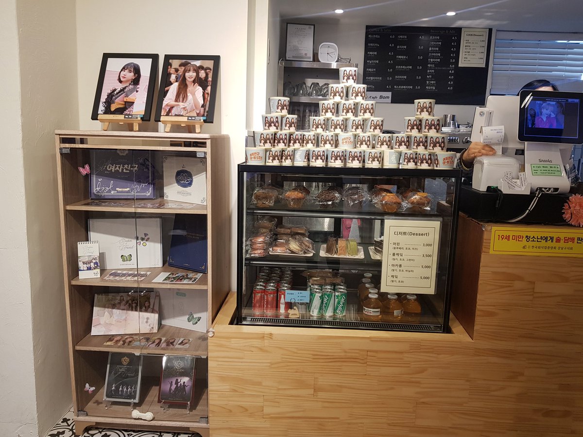 _endofwinter's tweet photo. #여자친구_데뷔5주년을_축하해
전체적으로 센스가 돋보였던 곳!
카페가 2층이라서 찾기 어려울수 있었는데 간판까지 이렇게 해놓으셔서 쉽게 찾을 수 있었습니다. 앨범 공식굿즈 전시까지 해놓으신 모습에 신경 많이쓰��단 것을 알았습니다 고생 많으셨습니다 즐거웠습니다 https://t.co/3J9tAWTLU3