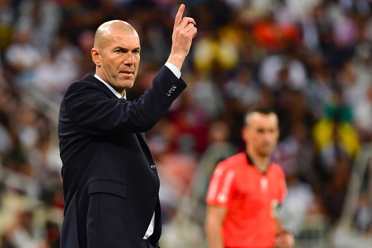 اذا كان هناك انصاف ومدح لـ احد في مدريد ، فيجب ان تكون حصة الاسد بـ هذا الانصاف لـ زيدان!

• مدرب استلم الفريق وهو بالقاع
•اعاد ترتيب الامور داخل غرفة الملابس
•استعاد افضل مستوى من كل لاعب
• اوجد افضل تشكيلة ممكنة (حتى بغياب الاساسيين)
•وحارب جميع الظروف واعاد مدريد من جديد