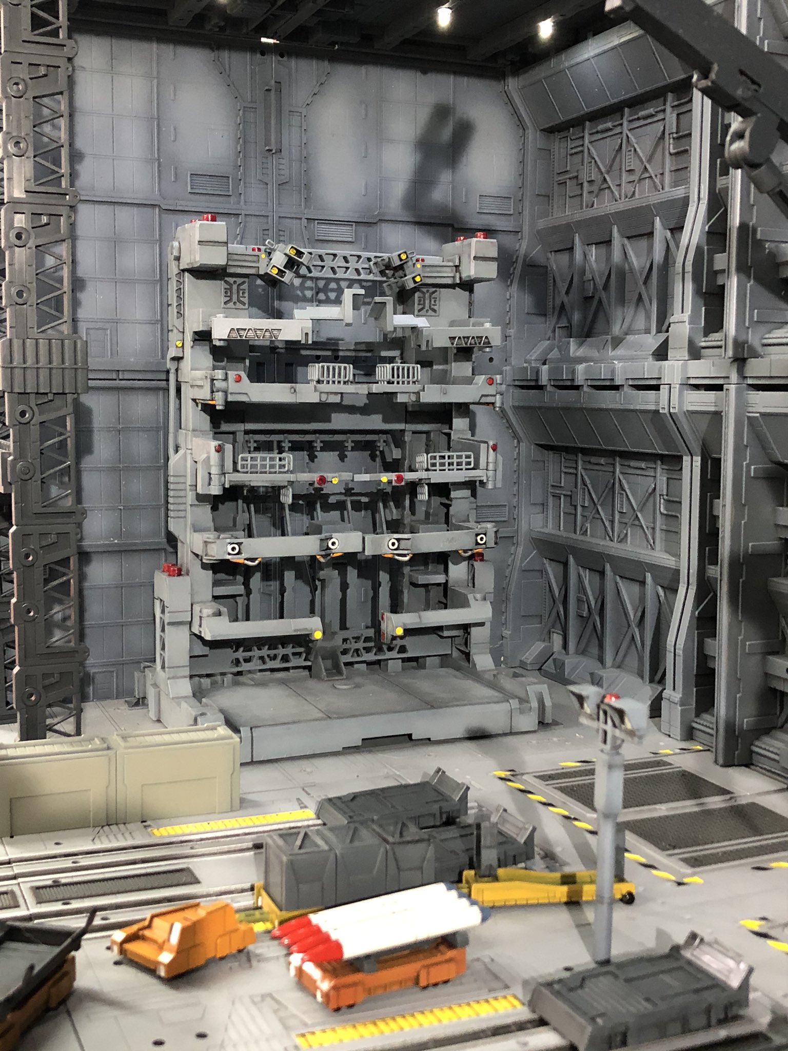 模型材料店 つくろう屋 模型材料店 つくろう屋 撮影スペース の 格納庫ジオラマ に チェーンベース 付属の小物と Mgユニコーンのmsケージ を追加しました まもなく 同時進行で作っていた 市街地ジオラマ も完成予定 ぜひ 自作ガンプラ持って