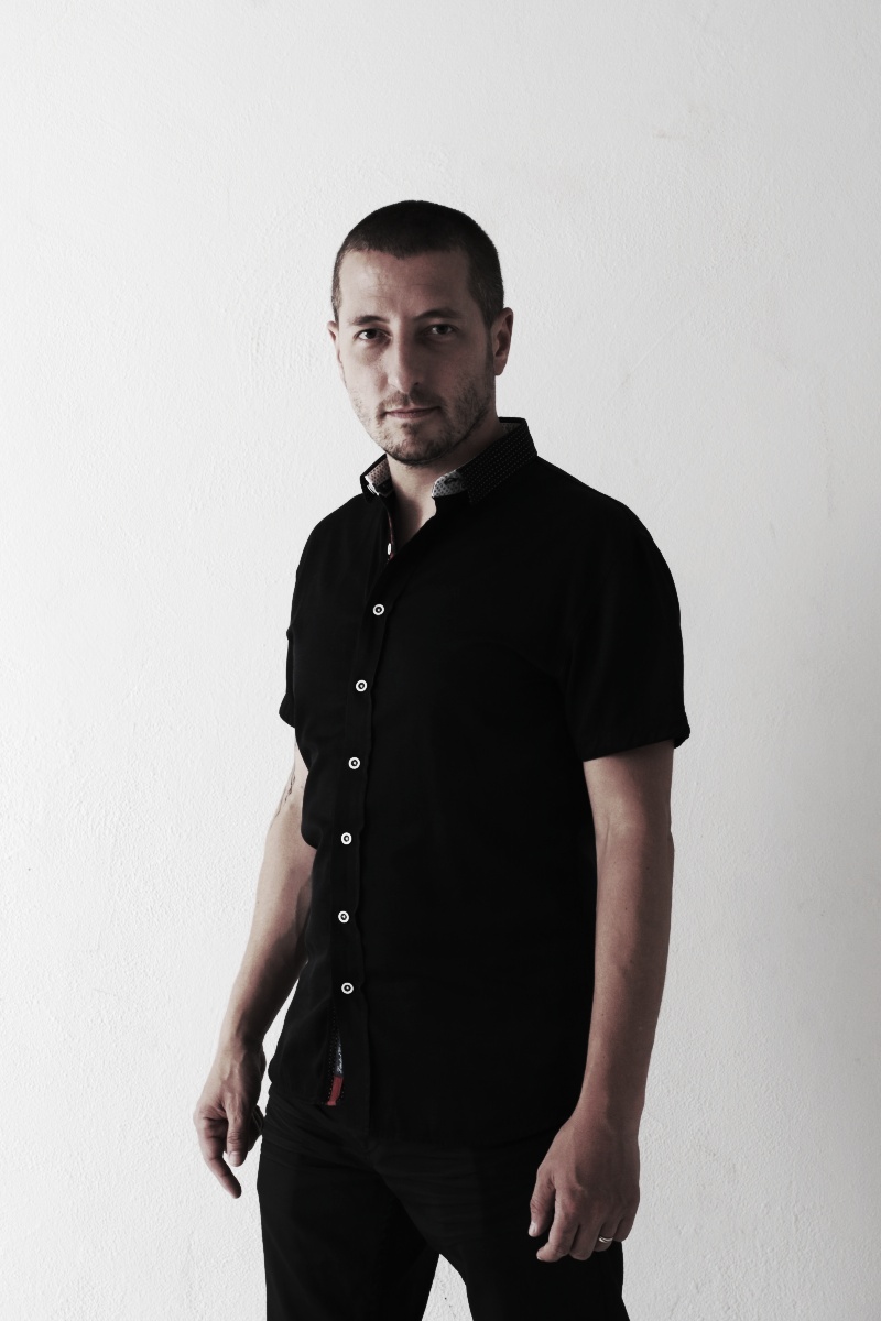 NAUČ CHRISE ČESKY
Přesně tak se jmenuje nová rubrika v éteru Dance radia. Chceš vědět, jak zvládá Chris Sadler po takové době v ČR české jazykolamy? Poslechnout si to můžeš každé úterý po 18. hodině v pořadu Showtime, kde ho rozhodně šetřit nebudeme.