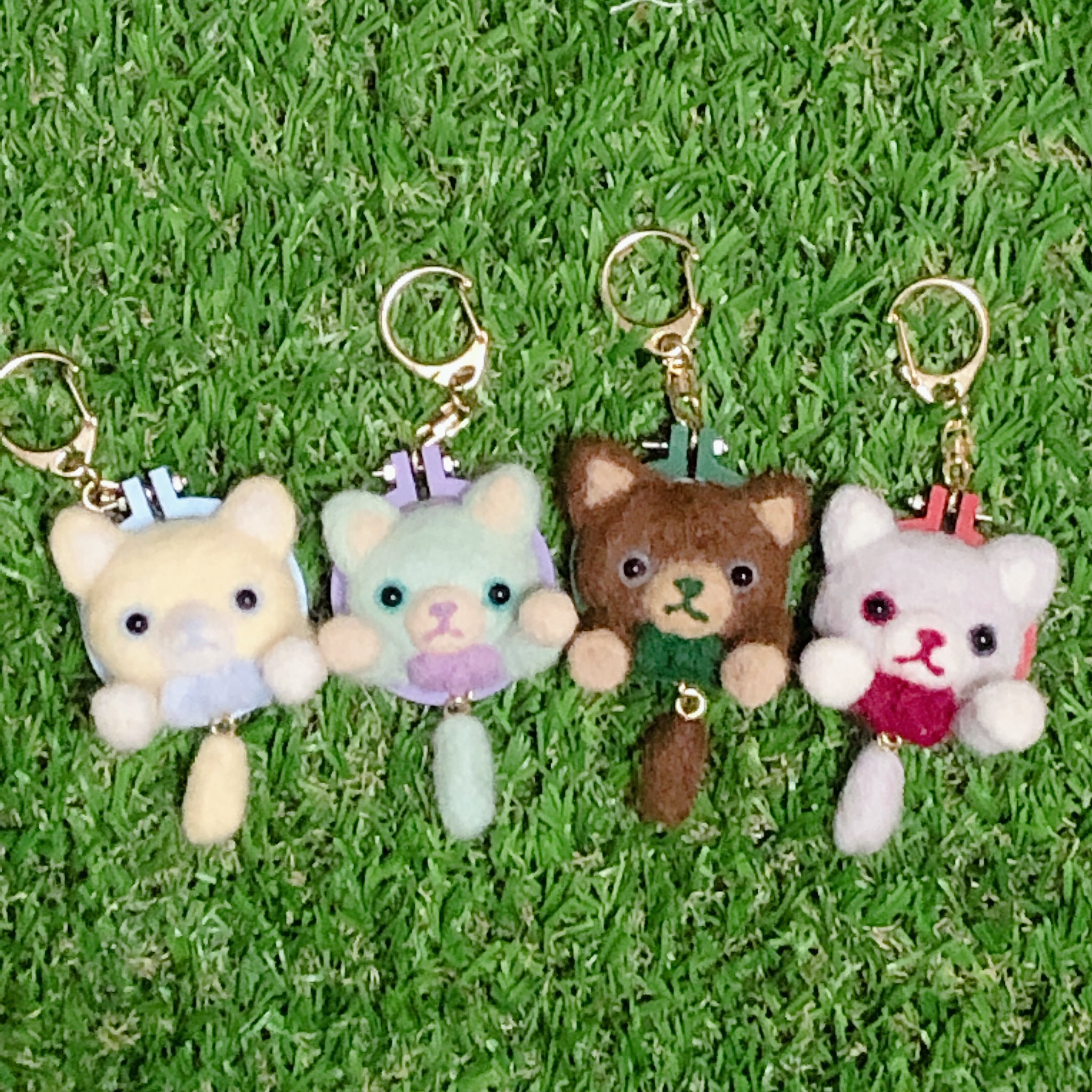 Rocky ふりふりしっぽキーホルダー 皆さん お待たせしました 遂に羊毛カルテットニャイト完成 ウォォ 4匹並べたら可愛い W せっかくなので全員集合だよ 愛犬まで連れた家族写真みたい コラ プリンス達とも撮ったどーーー