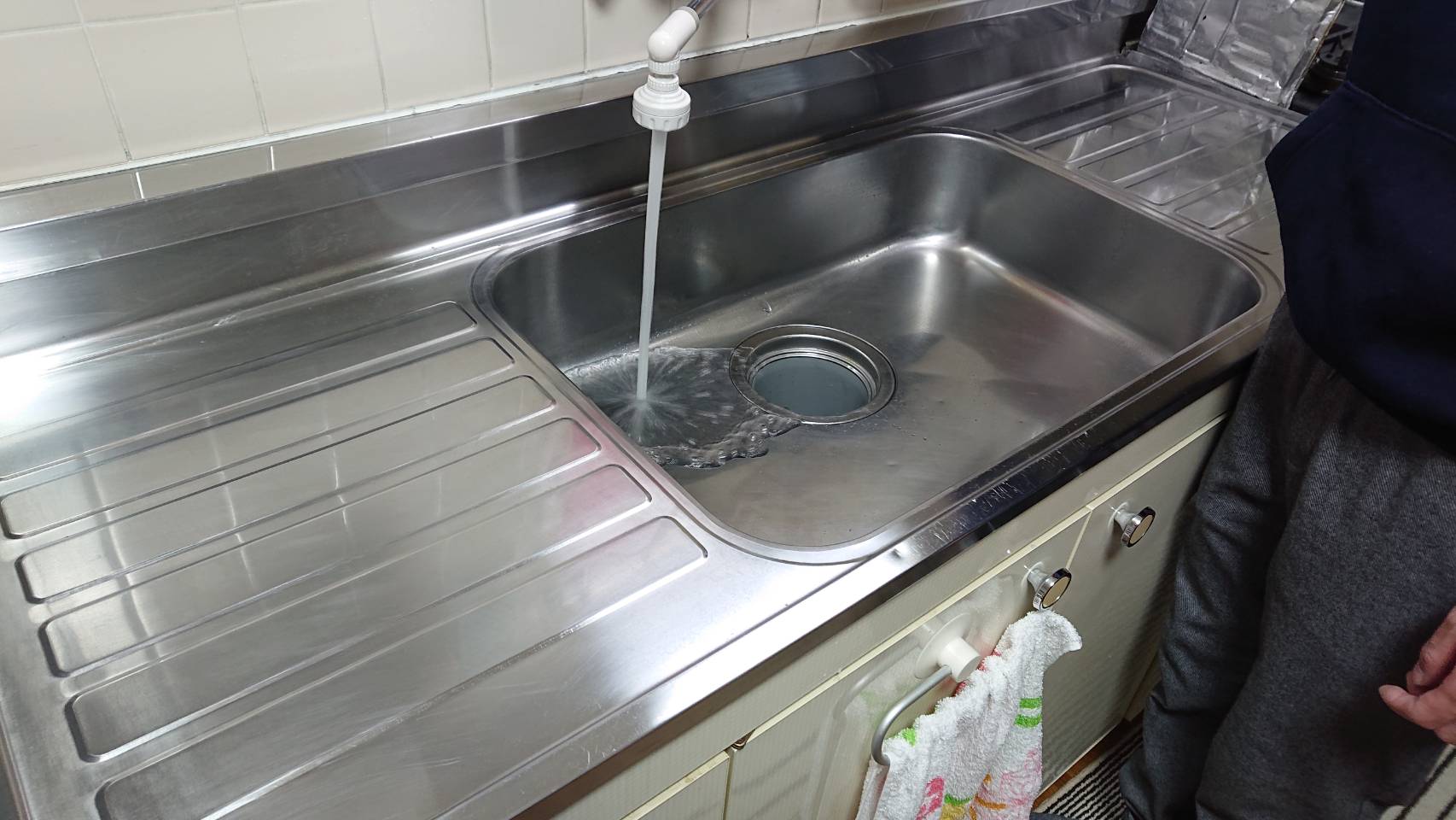 コッシィ 年末に出来なかったキッチンシンクの水垢 くすみの掃除しました ハイホームがカーマに無かったから車用のコンパウンドと耐水ペーパーでひたすら手磨き ﾟ ﾟஇwஇﾟ ﾟ 家のシンクはヘアライン加工あるから鏡面まではいかなかったがかなり綺麗