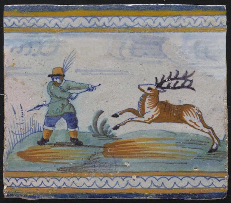 TEGELVERHALEN - Deze zeldzame tegel (1590-1620) maakte deel uit van een doorlopende reeks met jagers en opspringend wild, als bovenrand van een lambrisering. Jachtvoorstellingen zijn van oudsher een geliefd element van de decoratieve kunst, in tapijten en als houtsnijwerk.