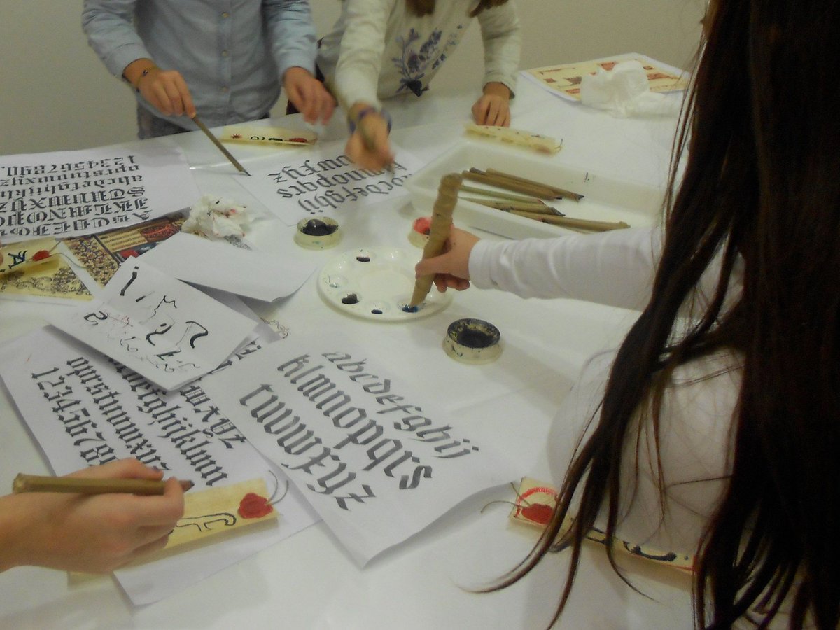 CidadedaCultura's tweet photo. 📙Encadernar o teu primeiro #libro, editalo e darlle vida con trebellos cotiás ‼️ Istó é un bocadiño do #programadeinverno❄️ da #BibliotecadeGalicia na @CidadedaCultura. Ven espernexar frío, creatividade e clixés👇https://t.co/Yg0gVupJN6 https://t.co/7lD8dJaoNY