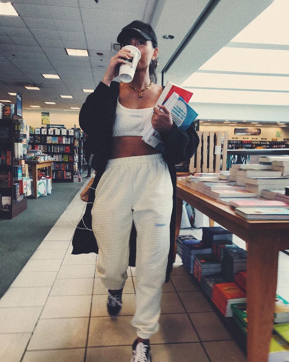 BimoCharming's tweet photo. Keep voting my queen @agnezmo 👑💋💋💎🙏 i vote #AGNATION for the #BestFanArmy at the #iHeartAwards 2020 ✌❤

1 millions vote a minute 😇😆 https://t.co/vVRY2auZUR