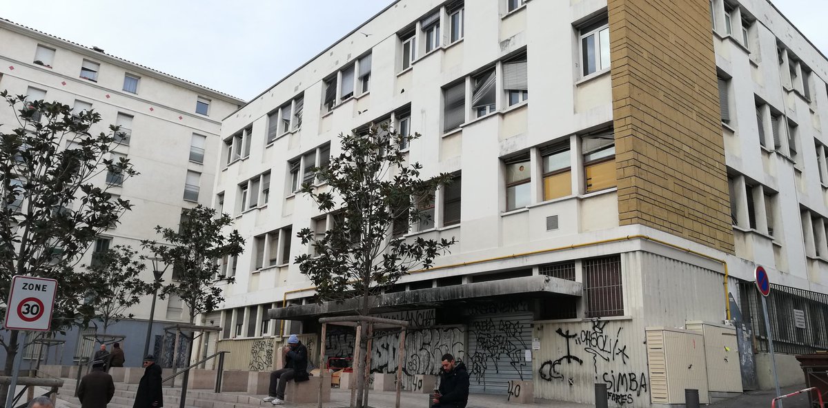 CNLi_i's tweet photo. Visite/promenade commentée ce matin place Louise Michel avec l'association un centre ville pour tous #commonscamp #communs_urbains #mobilisation #citoyens #chibanis https://t.co/Q4WbKiqbT7