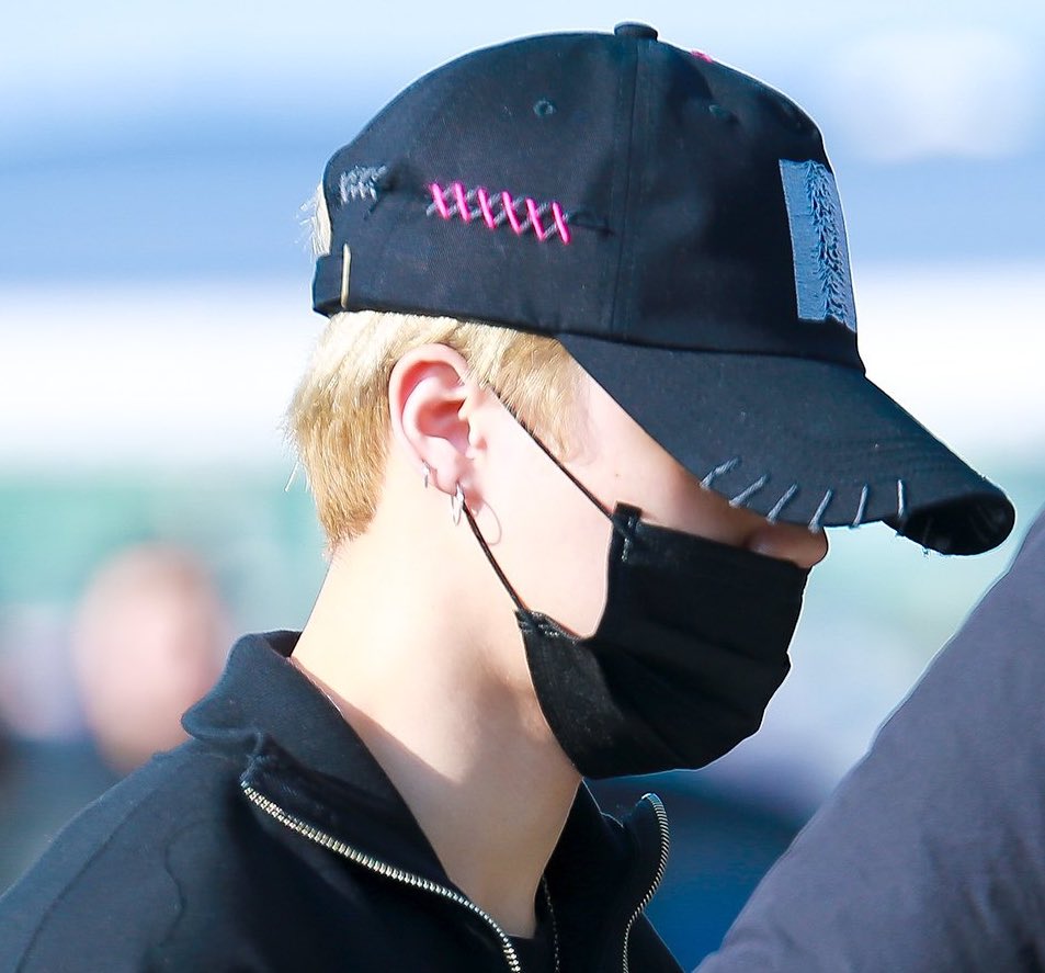 jikookheart's tweet photo. when jimin’s nose peeks out of his mask 🥺 https://t.co/1ZXwHYhIoM