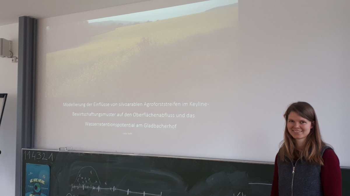TRIEBWERKrelawi's tweet photo. Zum Thema #Keylinedesign hatten wir mit Livia Sehl eine Referentin der @jlugiessen eingeladen. Sie stellte ihre Forschungsarbeit zum Gladbacher Hof vor, der stark erosionsgefährdete Flächen aufweist. Thema ist die Modellierung der Wasserretention über #Agroforst im Keylinedesign https://t.co/uUkTRIoLhw
