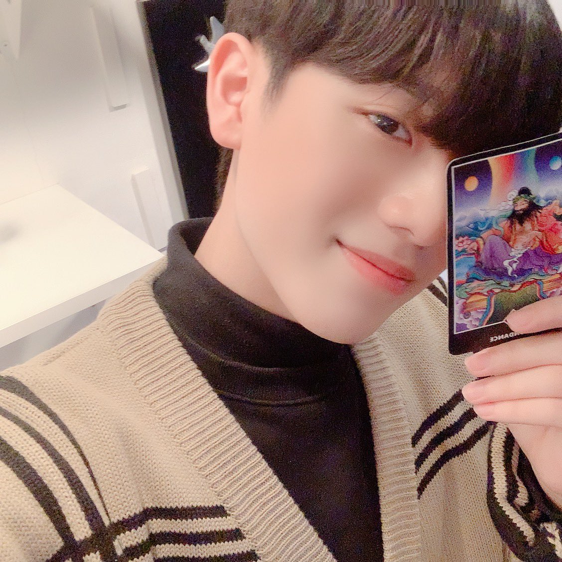 OfficialC9ent's tweet photo. [#금동현]
한주의 마무리는 금동이 셀카로🤳🏻

금동이가 뽑은 대박나는 타로 카드 보고 금랑단 여러분도 대박나세요🎉

#KEUMDONGHYUN #Vlog https://t.co/gi1O7aXf1d