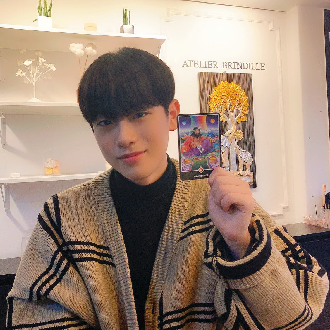 OfficialC9ent's tweet photo. [#금동현]
한주의 마무리는 금동이 셀카로🤳🏻

금동이가 뽑은 대박나는 타로 카드 보고 금랑단 여러분도 대박나세요🎉

#KEUMDONGHYUN #Vlog https://t.co/gi1O7aXf1d