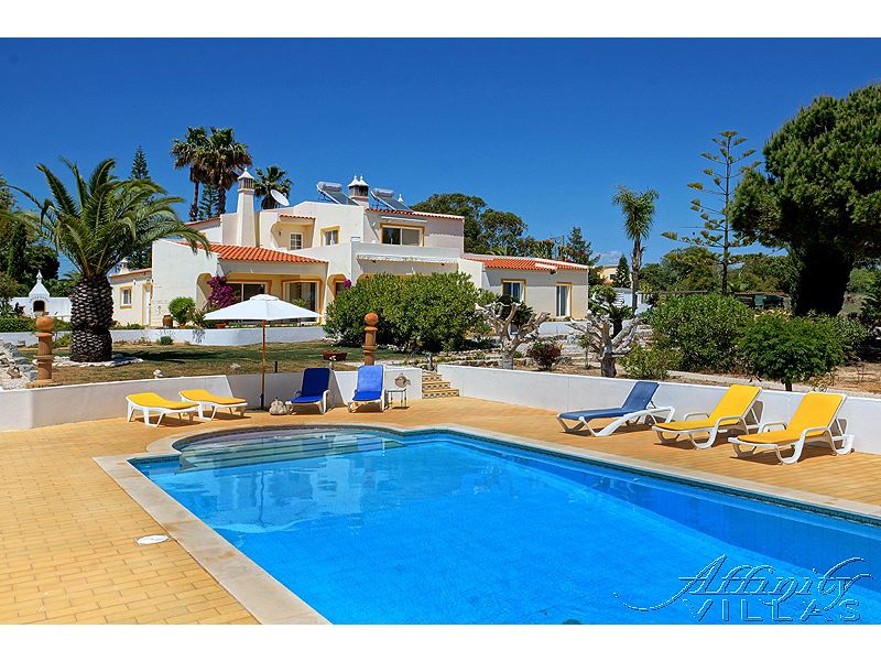 AffinityVillas's tweet photo. A few minutes from Marinha beach, Casa Inmaran is a good choice for two families holidaying together as each floor has an open-plan sitting &amp; dining room, a kitchen, two bedrooms and a shower room, sleeping 8 people in total.
https://t.co/zACiAVn5r2 #Algarve https://t.co/senbPVNqus