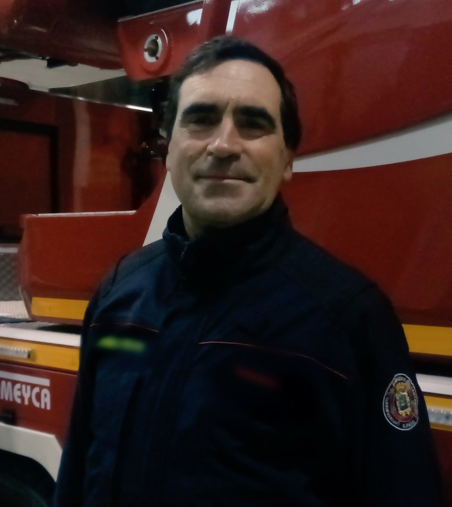 Jose Manuel Zurita Ruiz Bombero 303 Ingresó como bombero-conductor en el Ayuntamiento de #Santander el 25 de Agosto de 1986 , siguiendo en activo en ese puesto hasta el día de hoy, que es su último día de trabajo. GRACIAS por estos 33 años con nosotros.