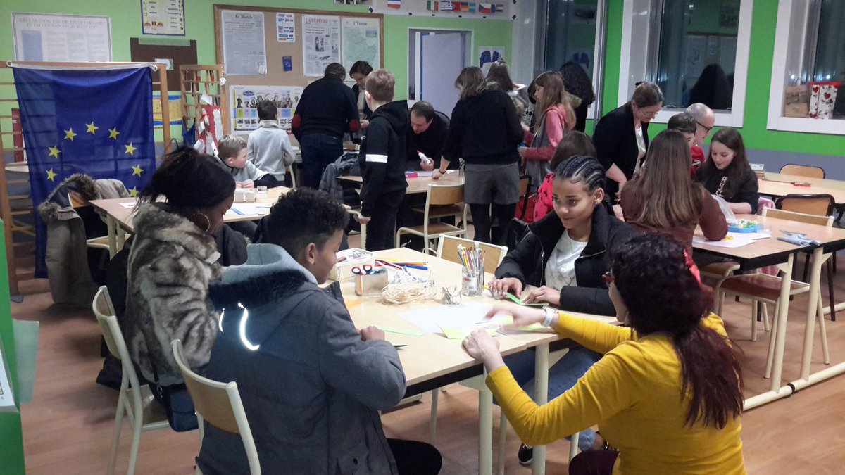 vanessagaillet's tweet photo. @DaacDijon @dsden89 Au clg de St-Valérien (89), la #NuitdeLaLecture s'est célébrée en famille ! 150 personnes sont venues lire à la lueur des lampes torches, jouer &amp; frissonner. Un beau moment #lecture qui a réuni élèves, parents,  enseignants &amp; personnel du collège. #eac https://t.co/bpkCDsFMBt