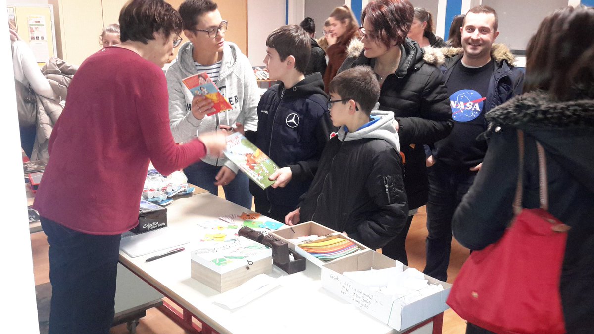 vanessagaillet's tweet photo. @DaacDijon @dsden89 Au clg de St-Valérien (89), la #NuitdeLaLecture s'est célébrée en famille ! 150 personnes sont venues lire à la lueur des lampes torches, jouer &amp; frissonner. Un beau moment #lecture qui a réuni élèves, parents,  enseignants &amp; personnel du collège. #eac https://t.co/bpkCDsFMBt