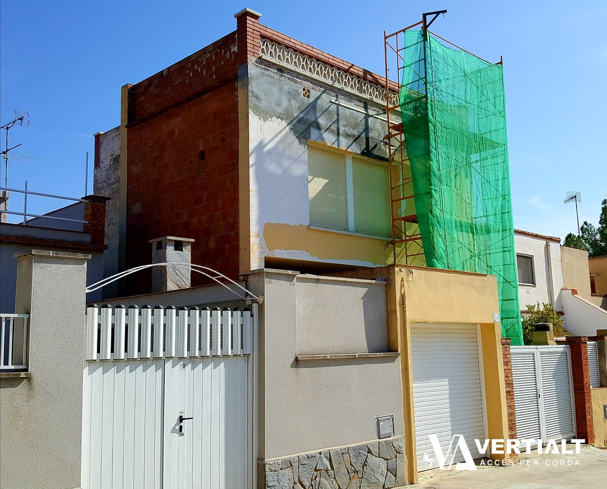 VERTIALT's tweet photo. #andamio #rehabilitacióndefachada #rehabilitación #construcción #obras #pintura #revestimiento #mortero #cemento #impermeabilización #vertialt #treballsverticals #trabajosverticales #treballsenalçada #trabajosenaltura #accesoporcuerda #accéspercorda #ropeaccessprofessional https://t.co/XuHbf6B7Ui