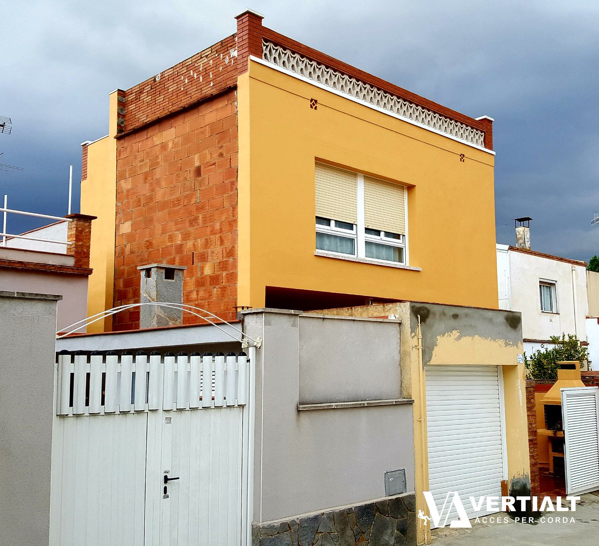 VERTIALT's tweet photo. #andamio #rehabilitacióndefachada #rehabilitación #construcción #obras #pintura #revestimiento #mortero #cemento #impermeabilización #vertialt #treballsverticals #trabajosverticales #treballsenalçada #trabajosenaltura #accesoporcuerda #accéspercorda #ropeaccessprofessional https://t.co/XuHbf6B7Ui