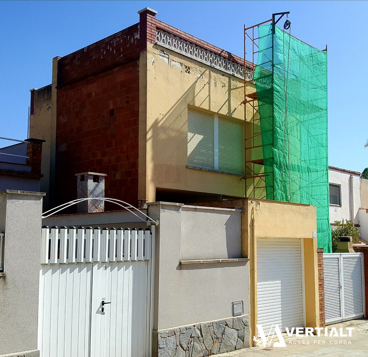 VERTIALT's tweet photo. #andamio #rehabilitacióndefachada #rehabilitación #construcción #obras #pintura #revestimiento #mortero #cemento #impermeabilización #vertialt #treballsverticals #trabajosverticales #treballsenalçada #trabajosenaltura #accesoporcuerda #accéspercorda #ropeaccessprofessional https://t.co/XuHbf6B7Ui